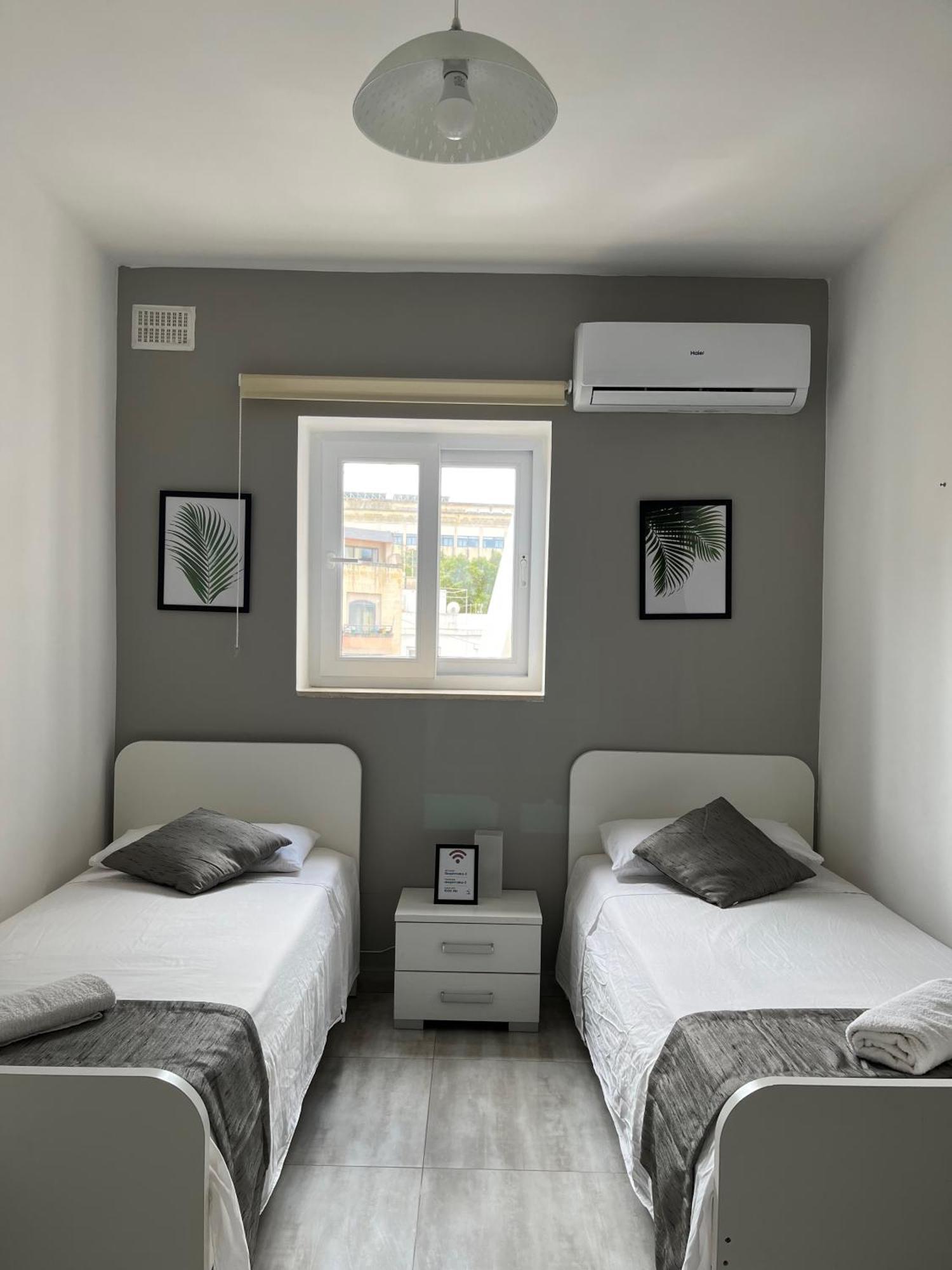 F3 Room 3, Private Room Two Single Beds Shared Bathroom Msida Eksteriør billede